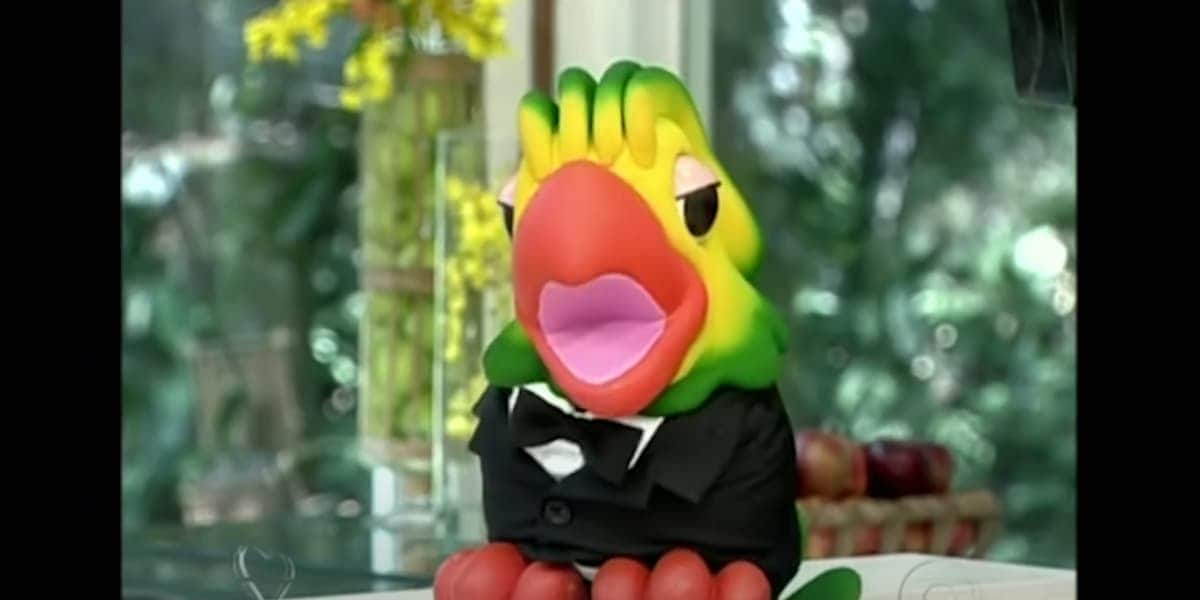 Boneco do Louro José vestindo um paletó