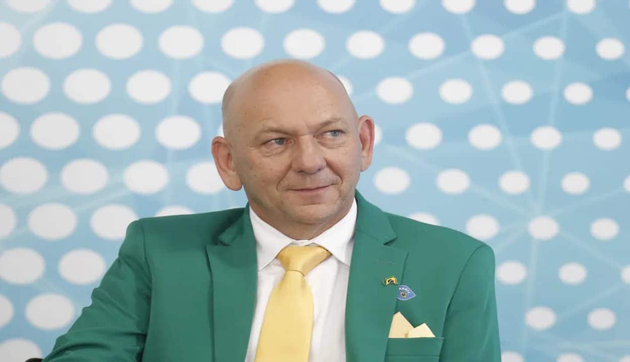 Luciano Hang com terno verde e gravata amarela