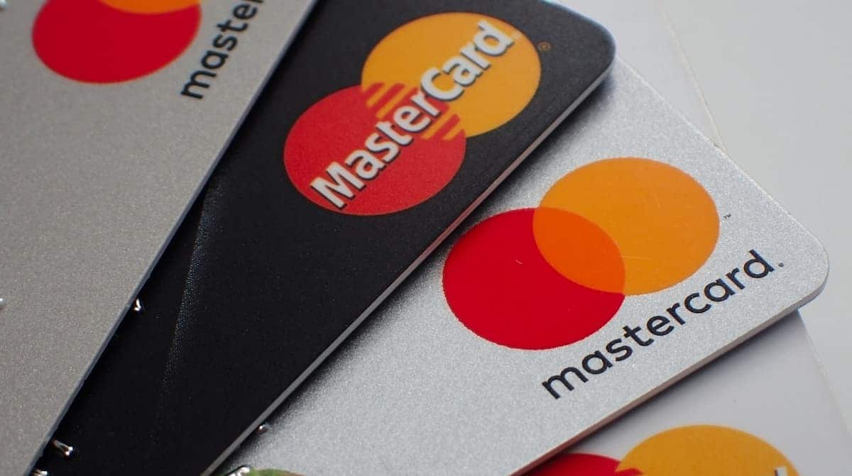 Cartões Mastercard empilhados um sobre o outro