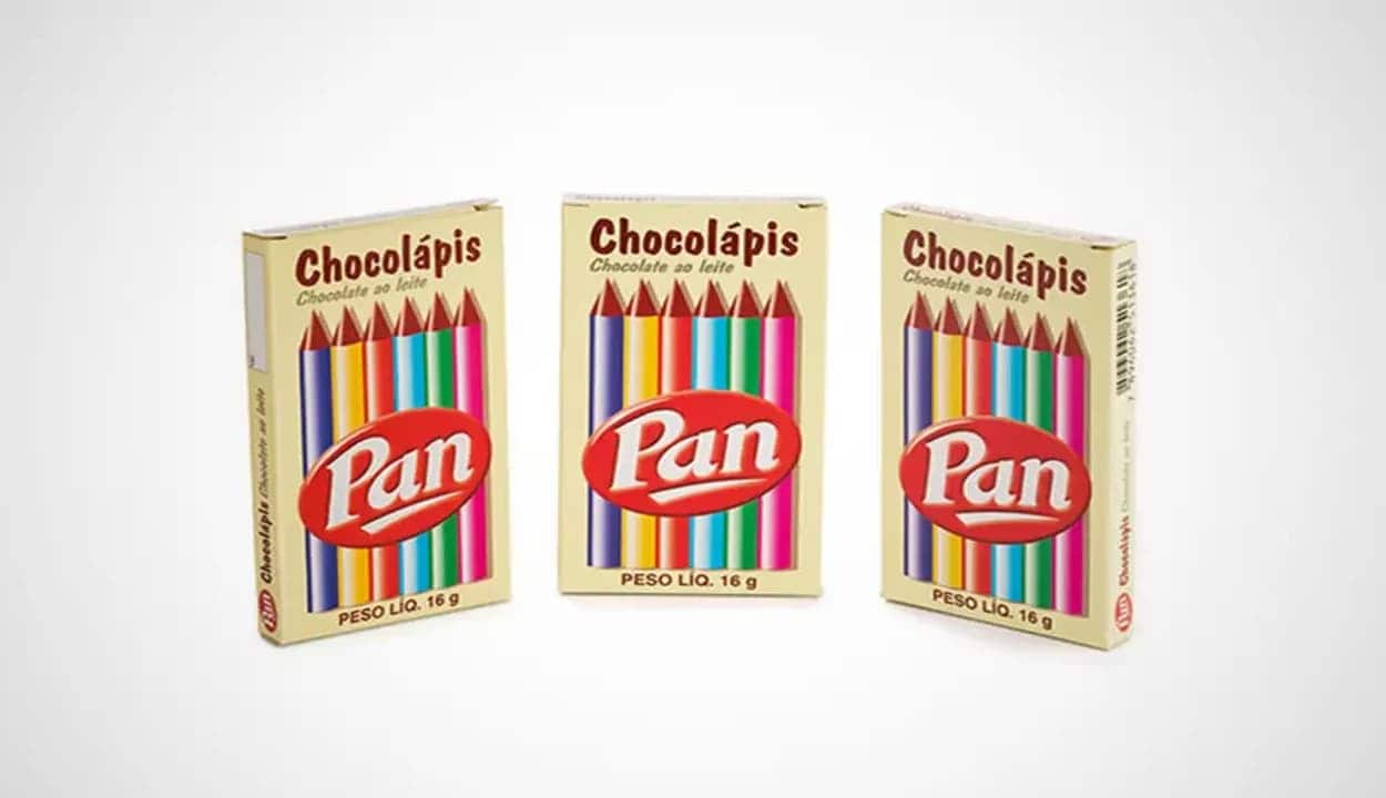 três caixas de chocolápis da fábrica de chocolate Pan