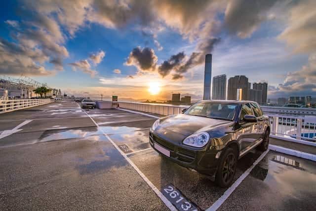 Onde é mais barato: estacionar dentro ou fora do aeroporto?