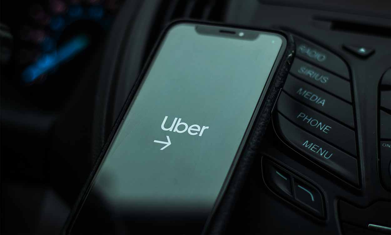 Celular com app da Uber aberto