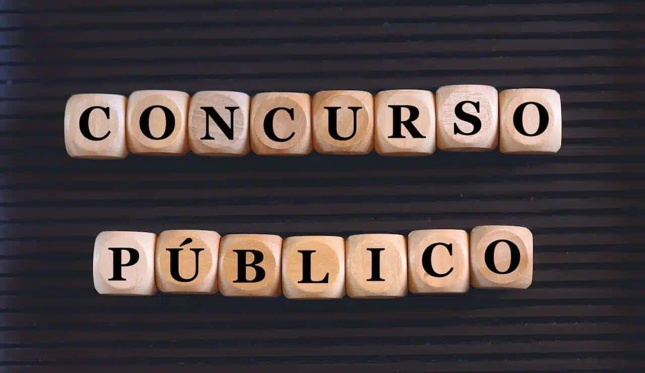 Blocos com as letras formando as palavras "Concurso Público"