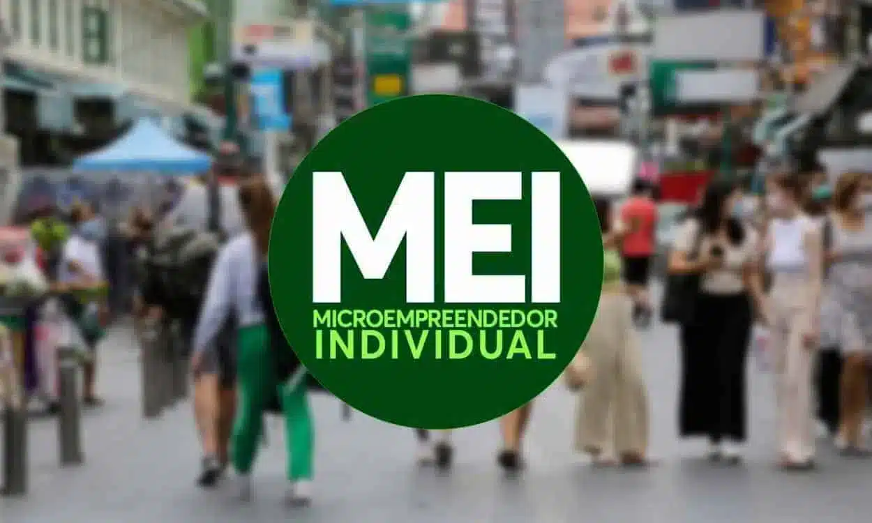 Logo do MEI, que tem direito receber Bolsa Família, com pessoas atrás