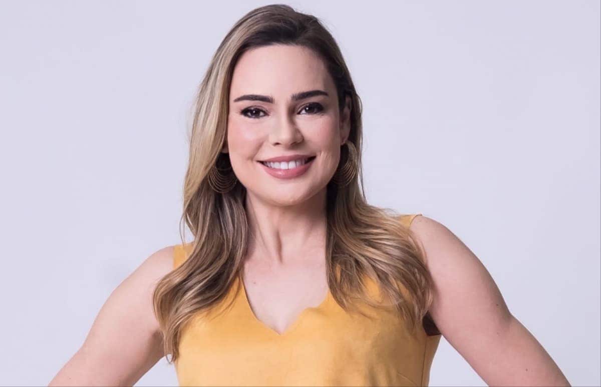 Rachel Sheherazade sorrindo para a foto.