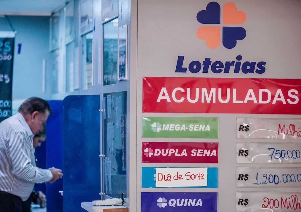 Pessoa dentro de uma casa lotérica da Caixa