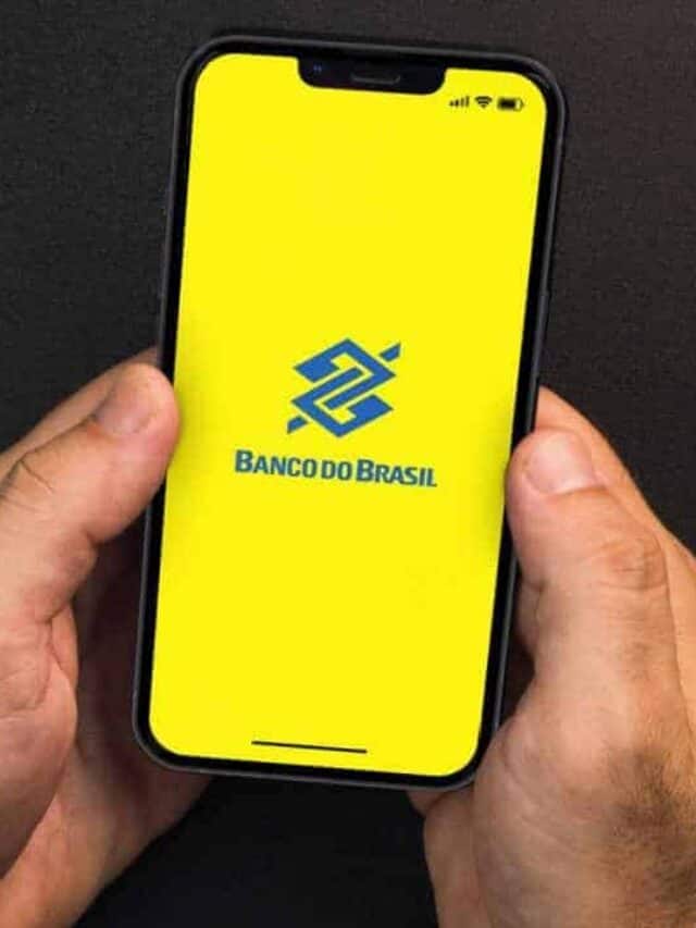 Celular na mão com app do Banco do Brasil aberto na tela inicial