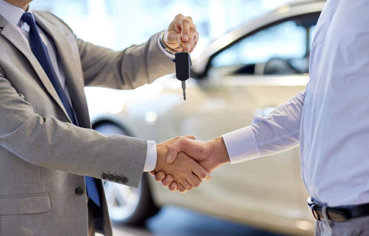 Pessoas fechando negócio de compra de carro GWM