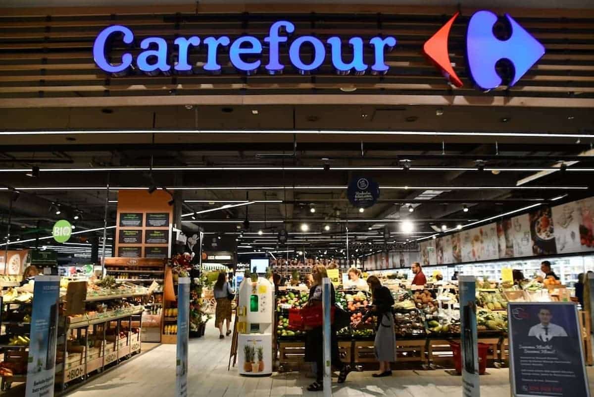 A imagem mostra a fachada de uma loja carrefour.