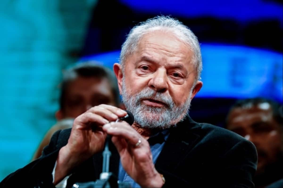 Lula sentado segurando um microfone durante entrevista.