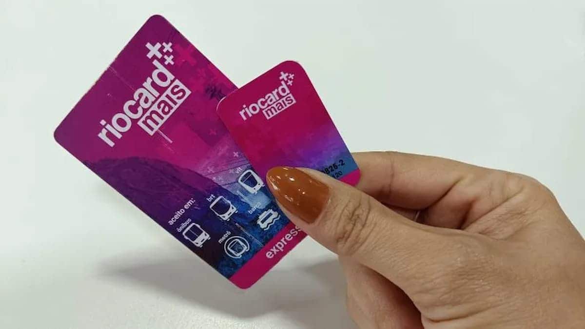 Minicartão adesivo ao lado do cartão Riocard Mais tradicional