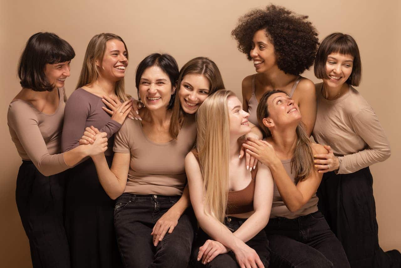 mulheres uma ao lado da outra