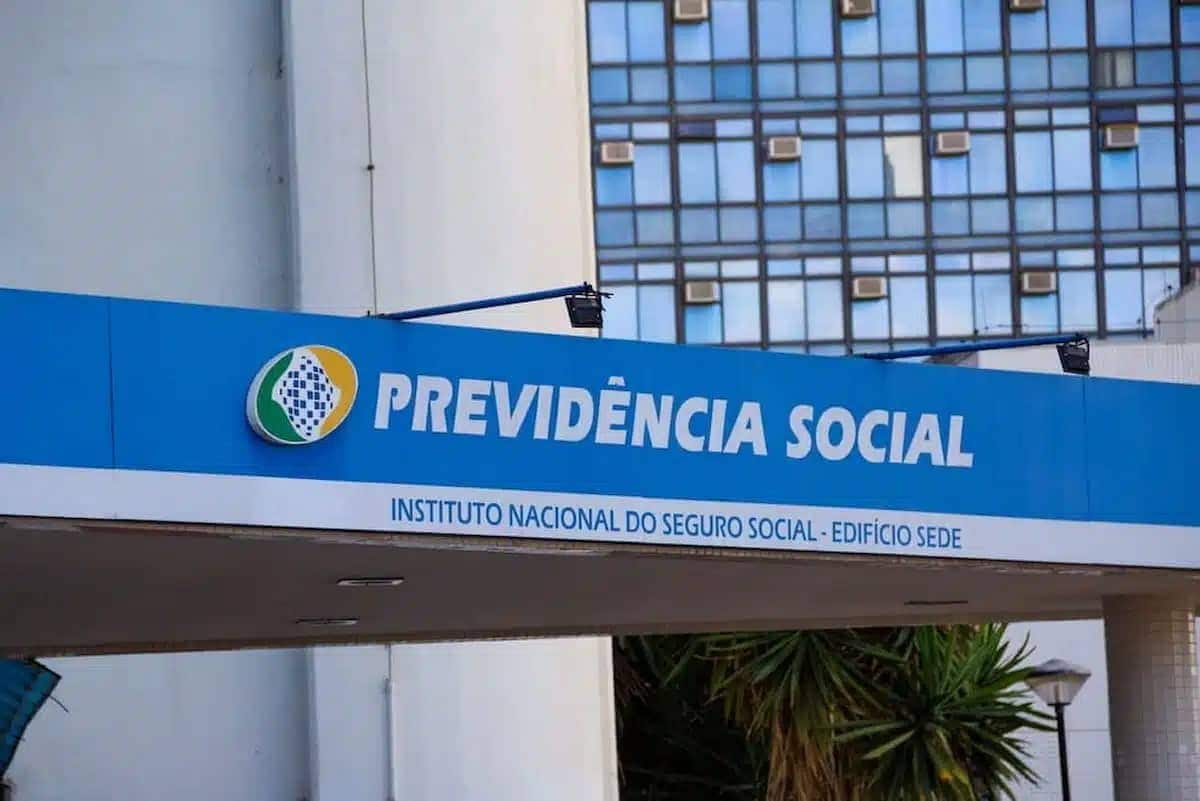 Fachada de uma agência do INSS.