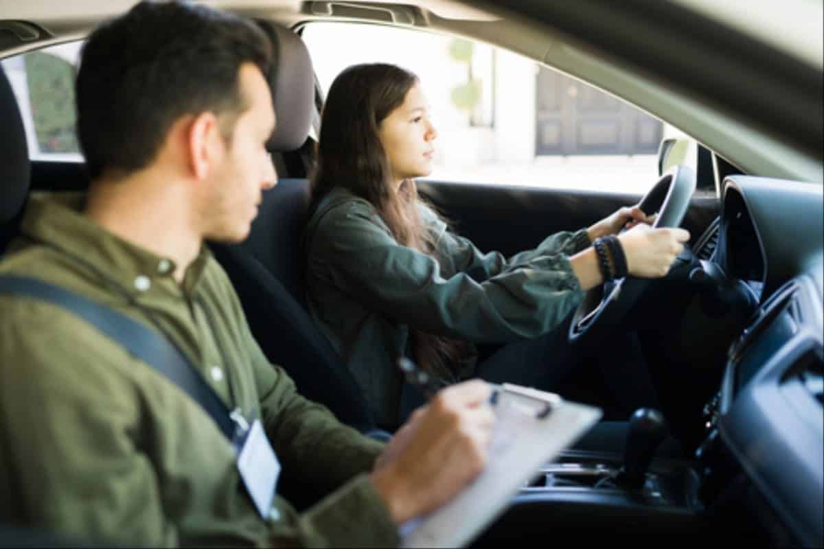 jovem realizando a prova prática de direção