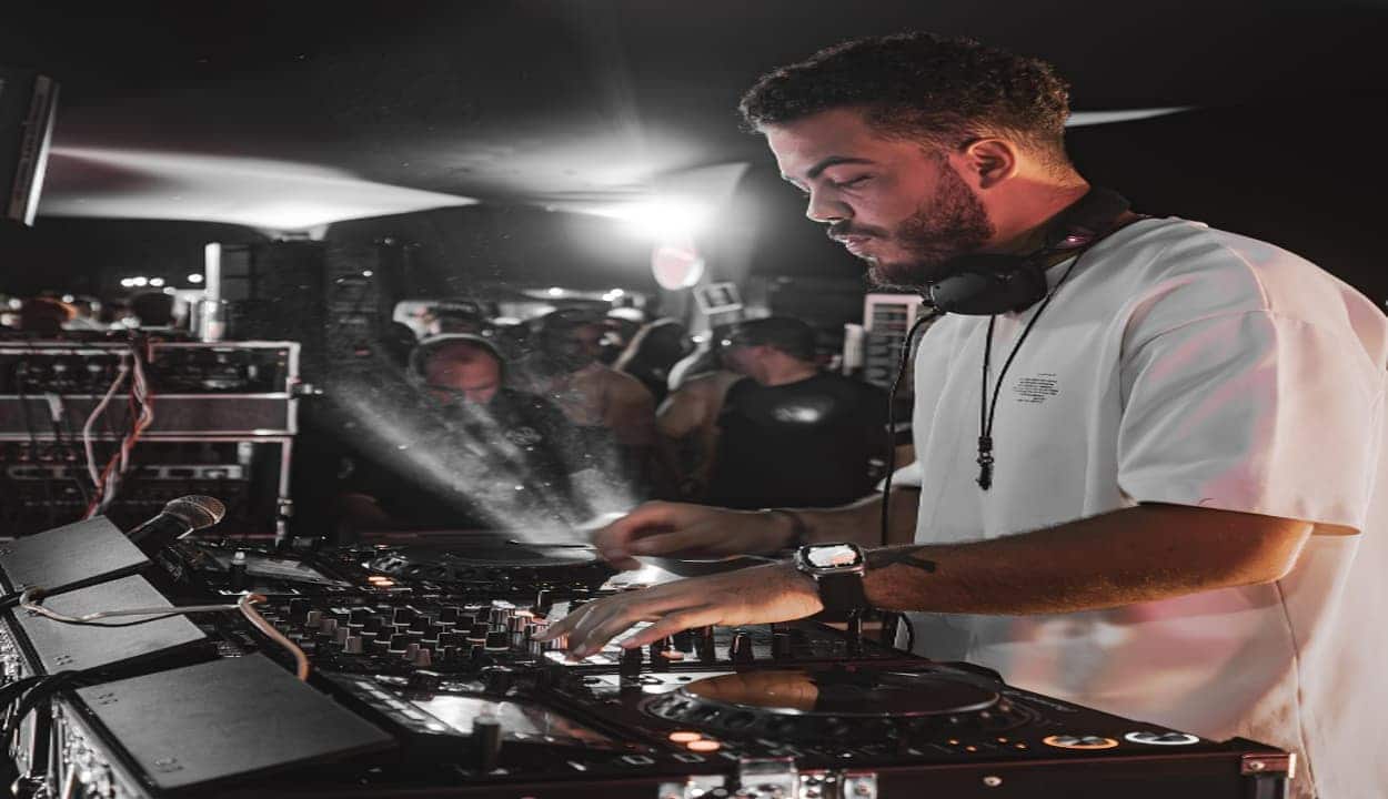 Ronald, filho de Ronaldo Fenômeno, atuando como DJ, sem viver da herança do pai