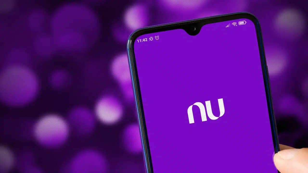 Celular exibindo em sua tela a interface do aplicativo Nubank.