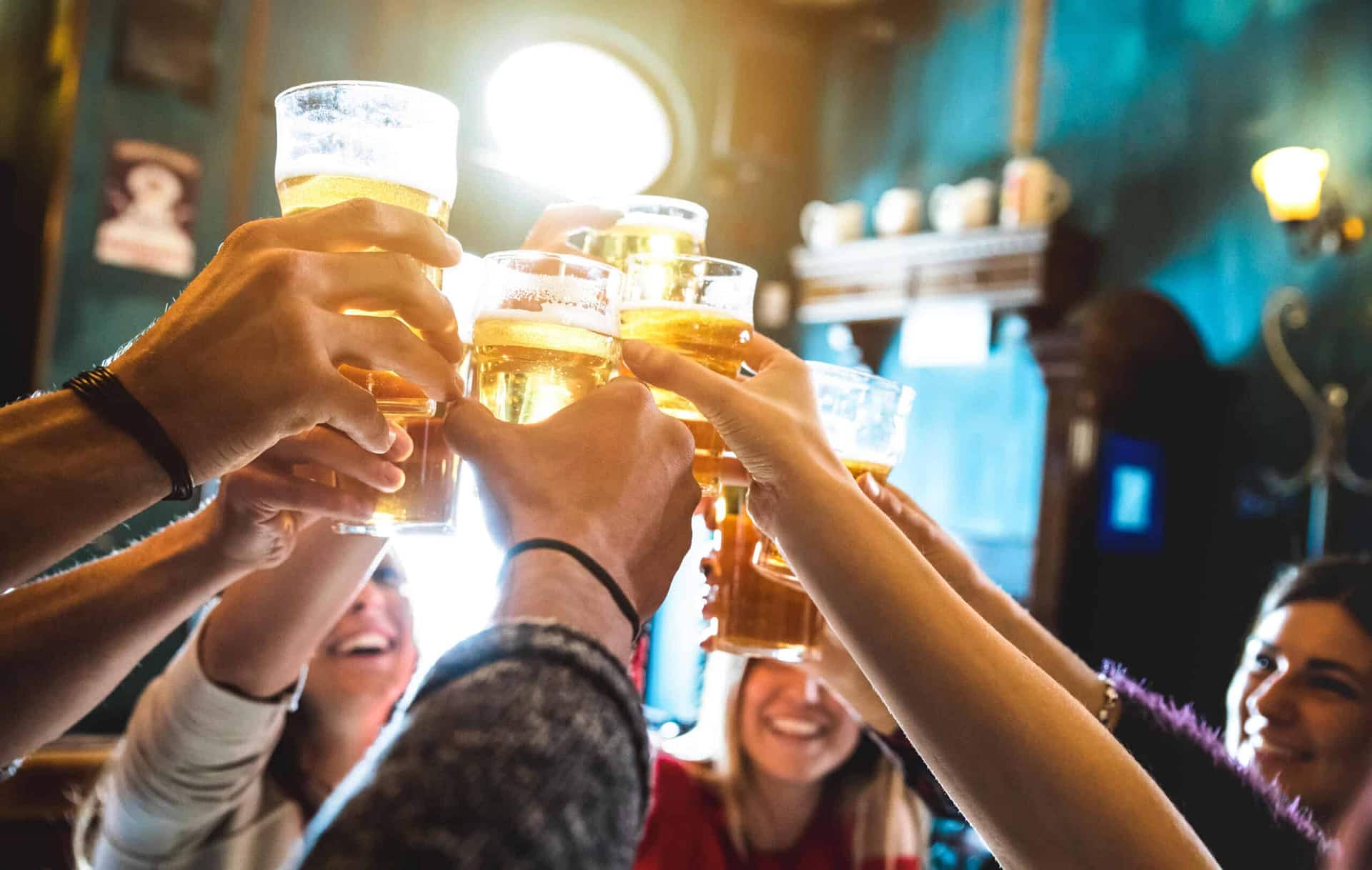 Pessoas brindam com cerveja.