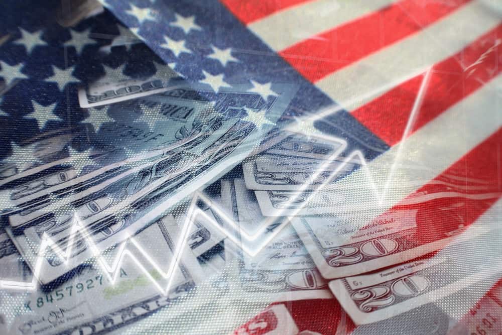 Bandeira dos EUA com dólares americanos