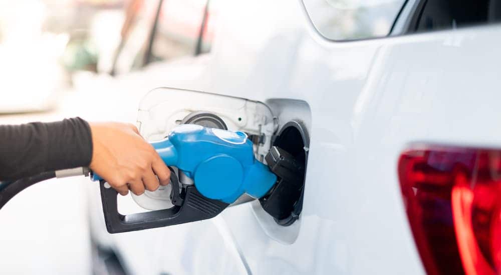 Pessoa abastecendo com cupom de desconto na gasolina tanque gasolina