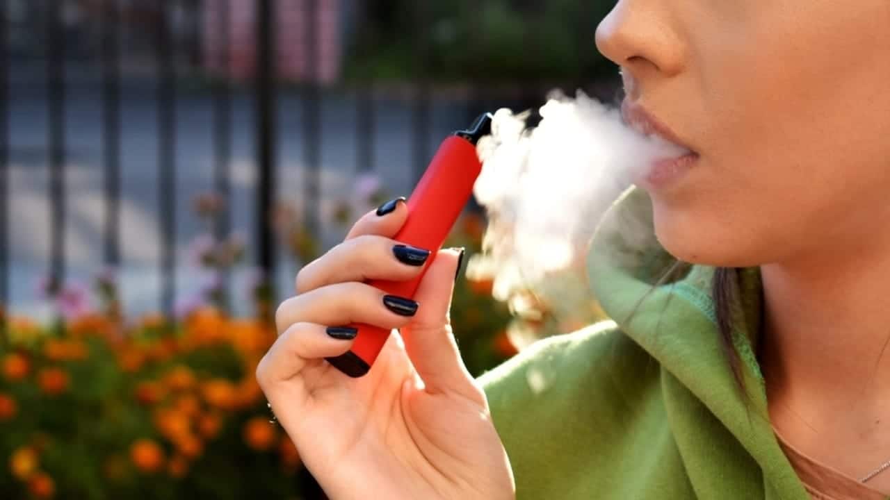 Mulher fumando cigarro eletrônico | Vape cigarros receita federal
