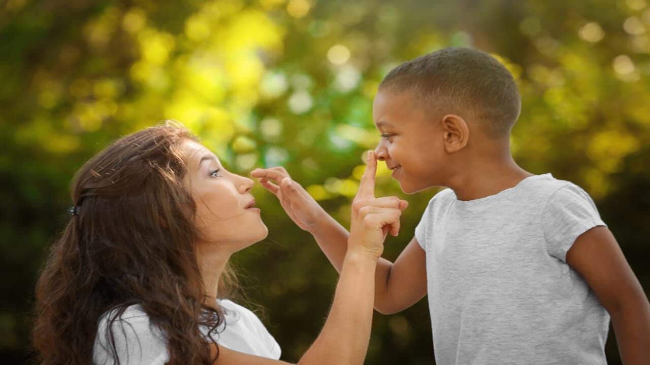 Mãe brincando com seu filho no parque