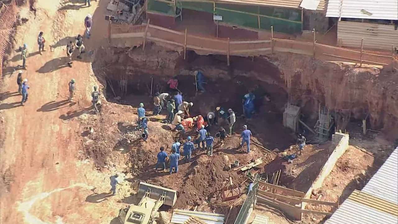 desabamento em construção, trabalhadores soterrados