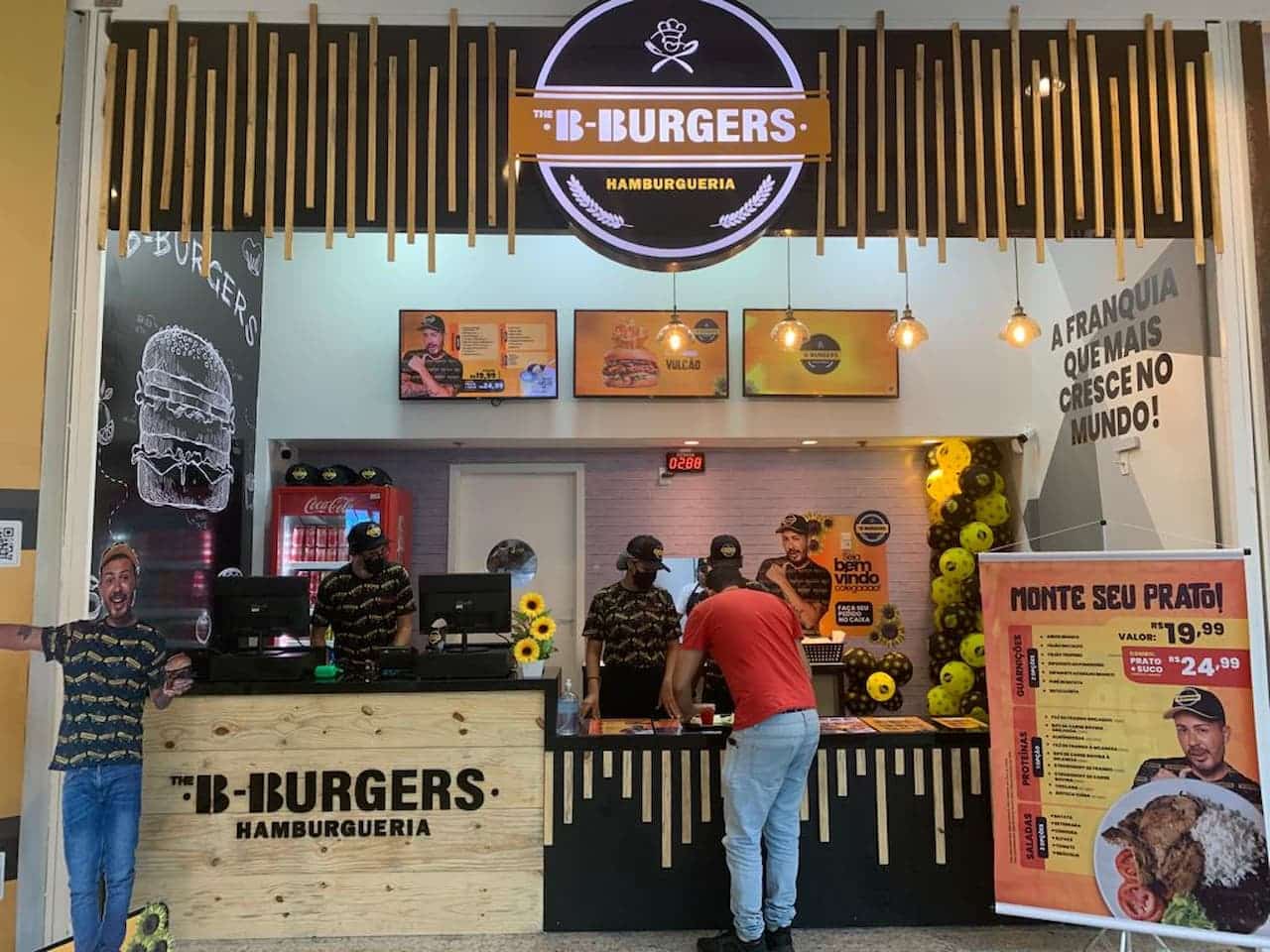 Hamburgueria de Carlinhos Maia anuncia fechamento de 100 franquias