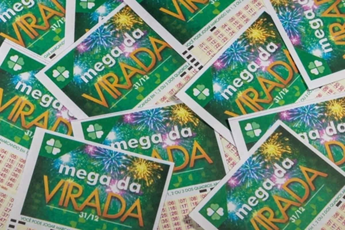 Vários canhotos de aposta da Mega da Virada