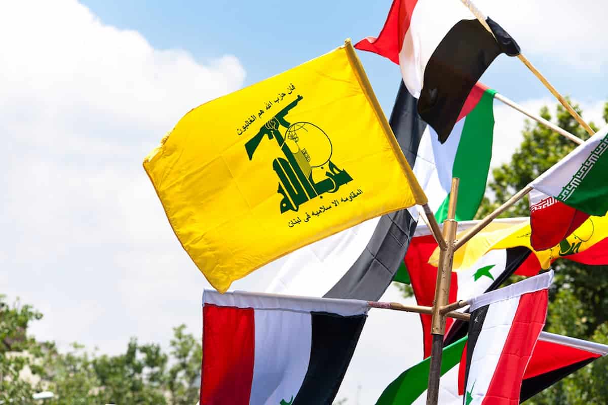 Imagem da bandeira da organização Hezbollah.