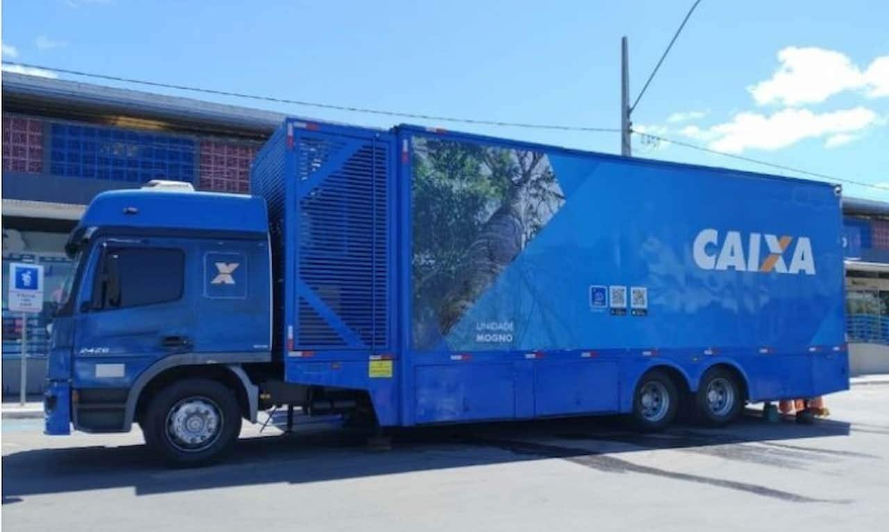 Caminhão Caixa estacionado em uma rua