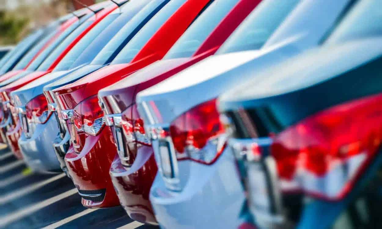 Traseiras de carros parados em estacionamento. venda de carros