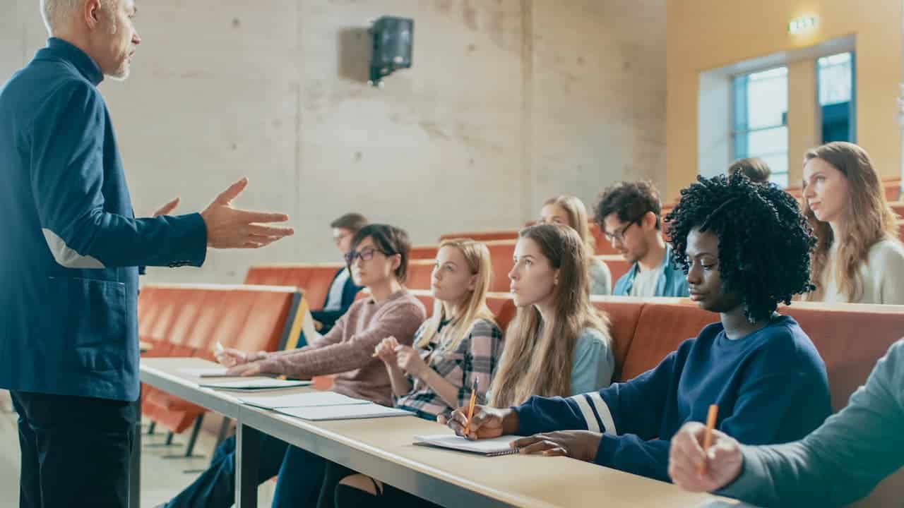 Jovens adultos em uma sala de aula