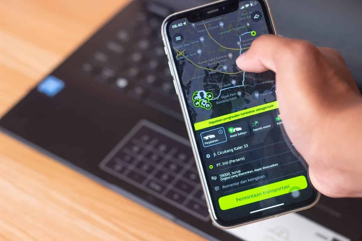 Celular com o aplicativo do inDrive para motoristas