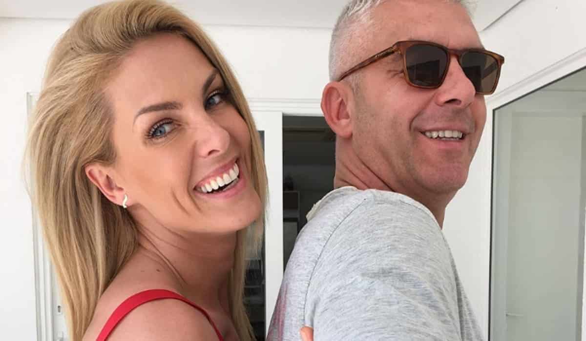 Marido de Ana Hickmann ao lado da apresentadora, ambos sorrindo.