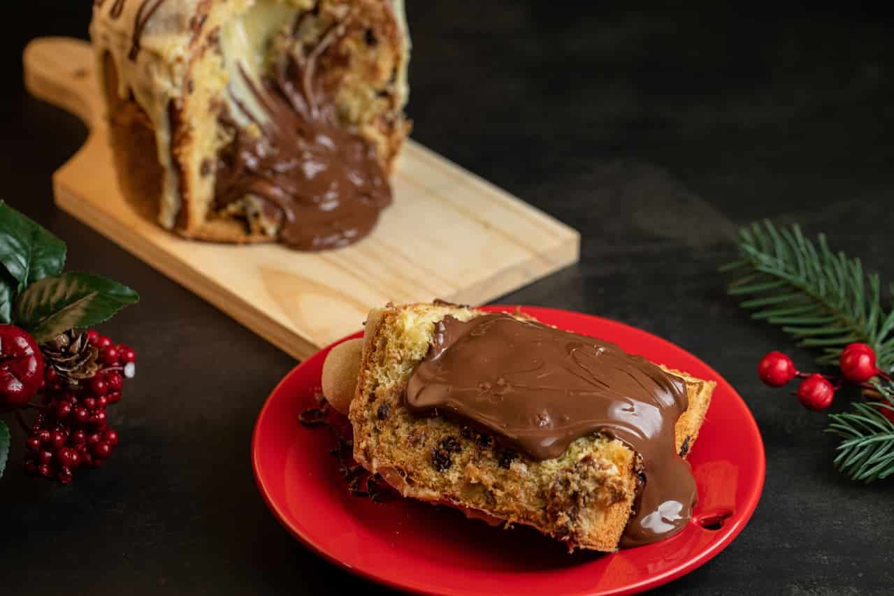 foto de panetone fatiado com creme de chocolate por cima