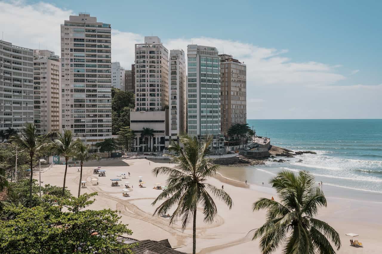 Foto de praia no Guarujá, com prédios na orla