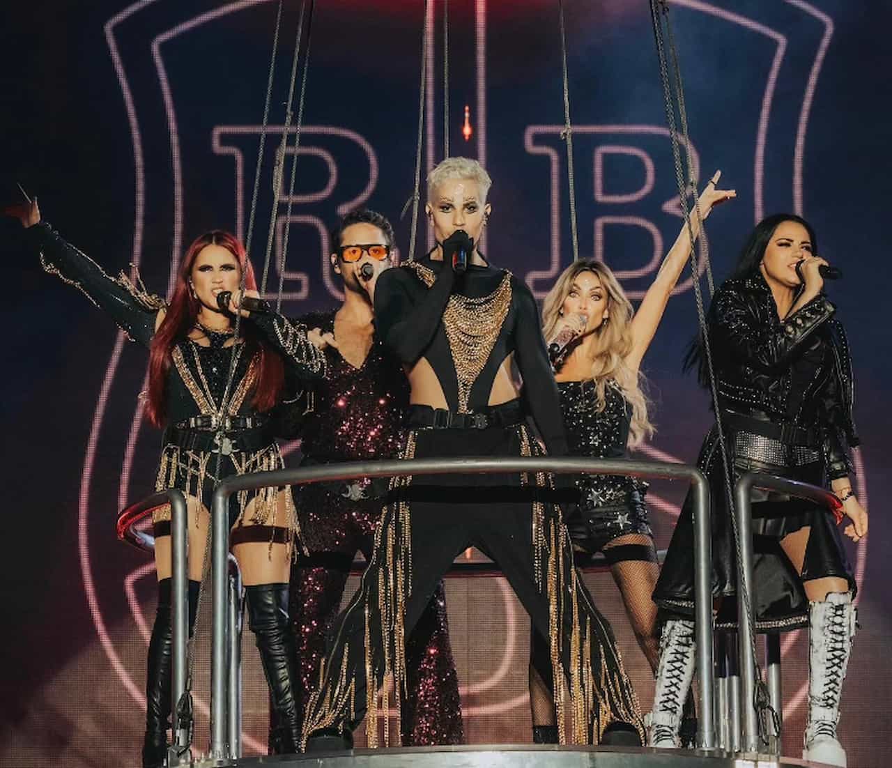 Integrantes da banda RBD em plataforma no palco em show no Brasil