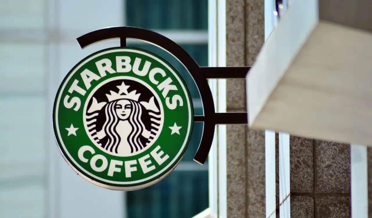 Placa com logo da Starbucks.