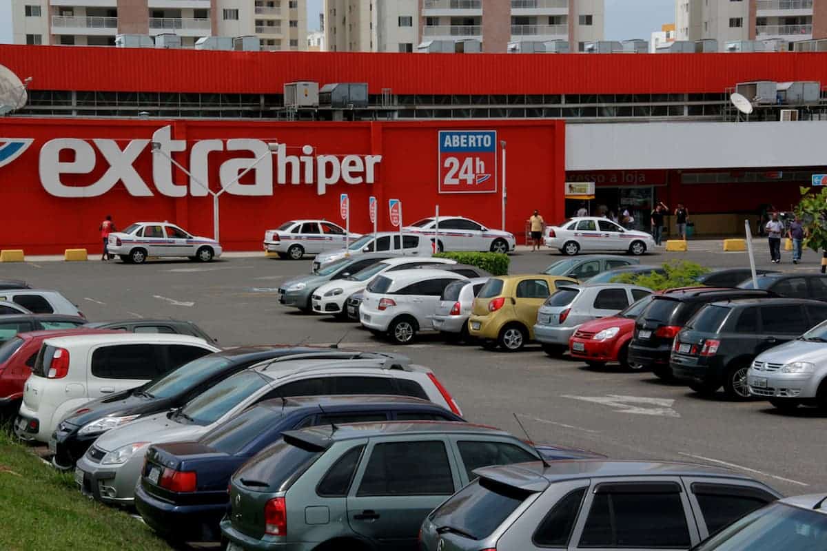 Imagem da fachada do supermercado extra.