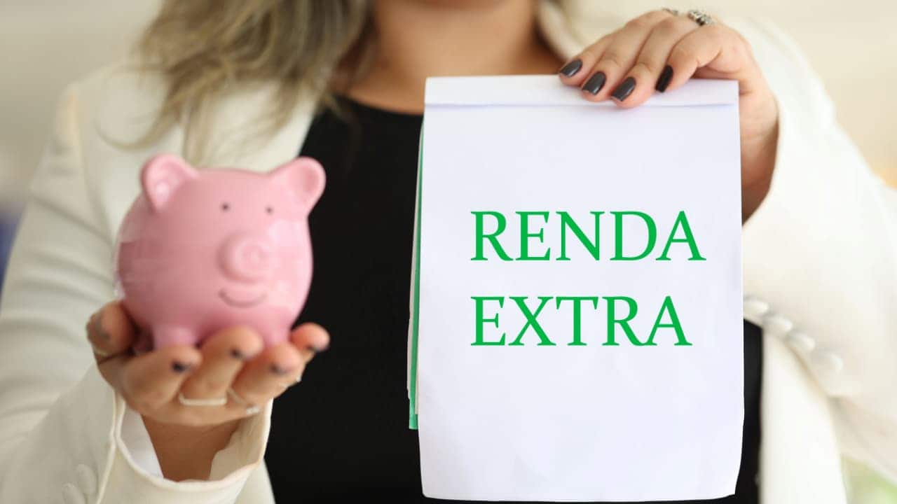 Imagem mostra uma mulher segurando um cofrinho cor-de-rosa em formato de porquinho na mão direita e, na mão esquerda, ima folha branca escrito "renda extra". A imagem representa como encontrar dinheiro extra