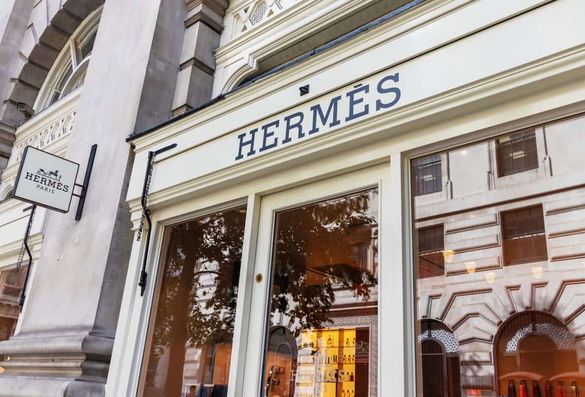 Fachada de loja da grife Hermès.