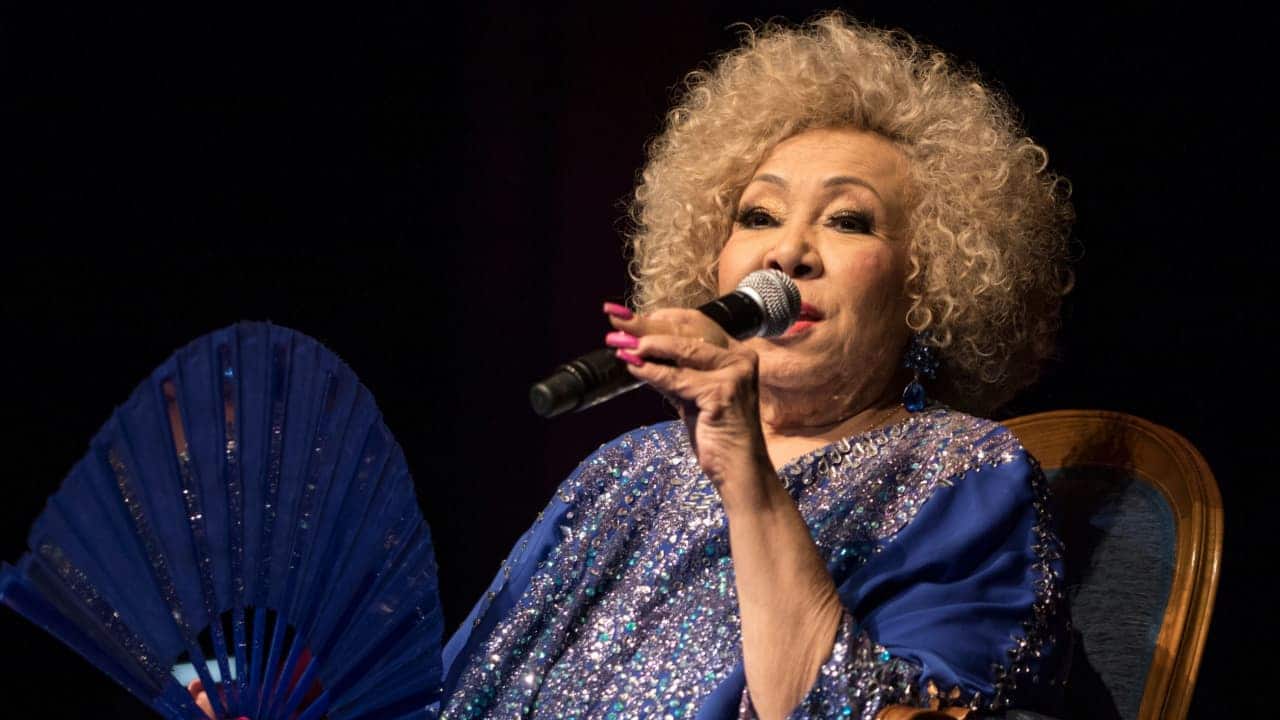 Cantora Alcione com microfone durante show