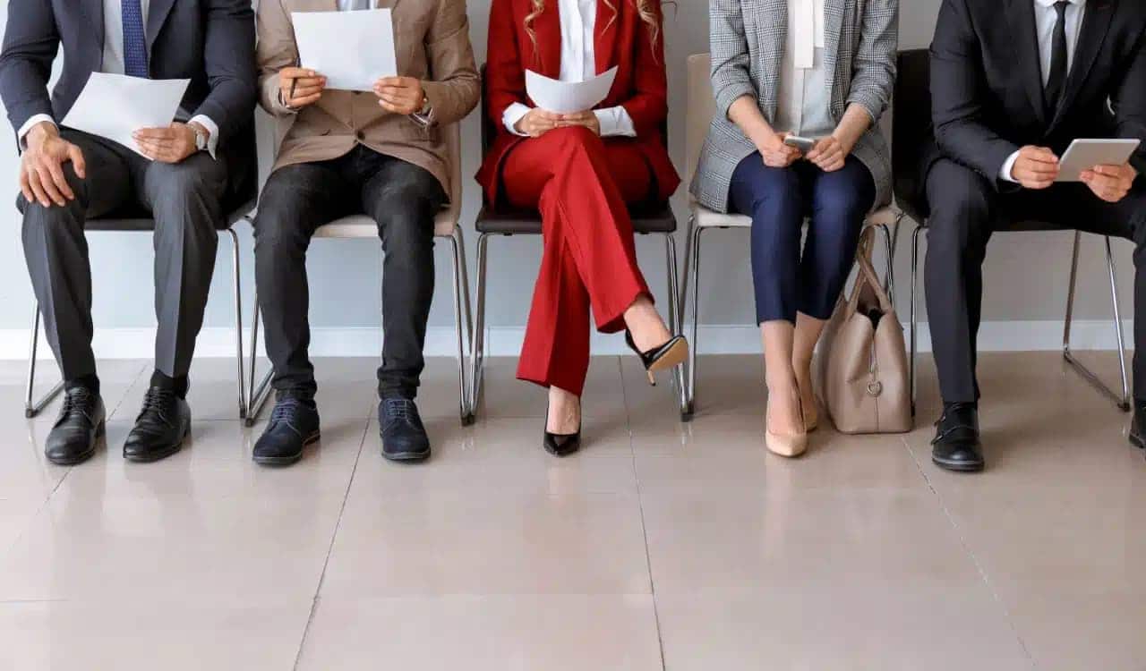Pessoas aguardando entrevistas para vagas de emprego Itaú