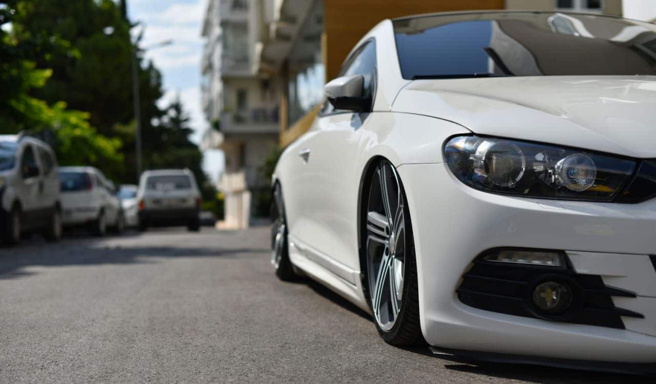 Carro branco rebaixado