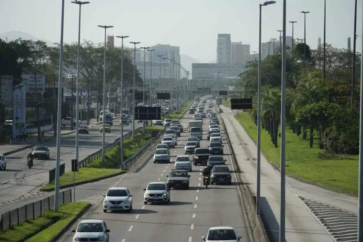 Dirigir no corredor de ônibus.