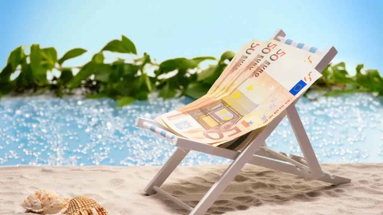 Imagem mostra dinheiro e uma cadeira de praia simulando a tranquilidade da venda de férias