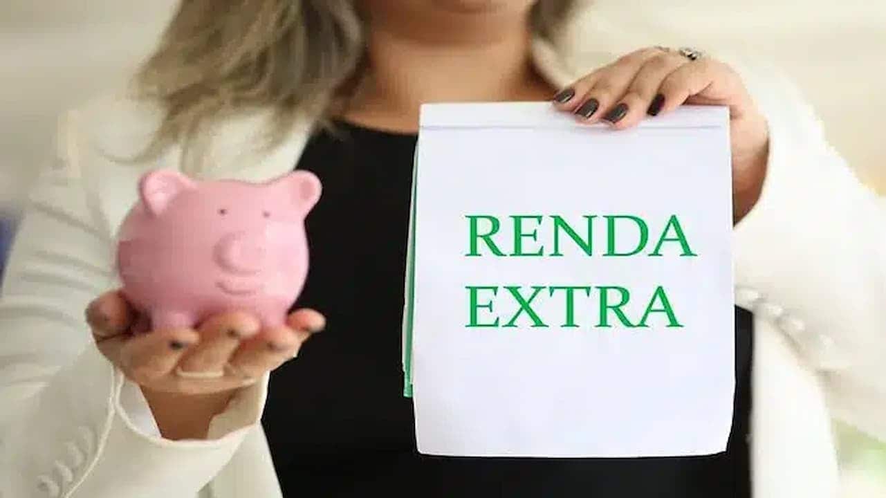 mulher segurando em uma mão um cofrinho em formato de porco e na outra mão uma folha em que se lê "renda extra"