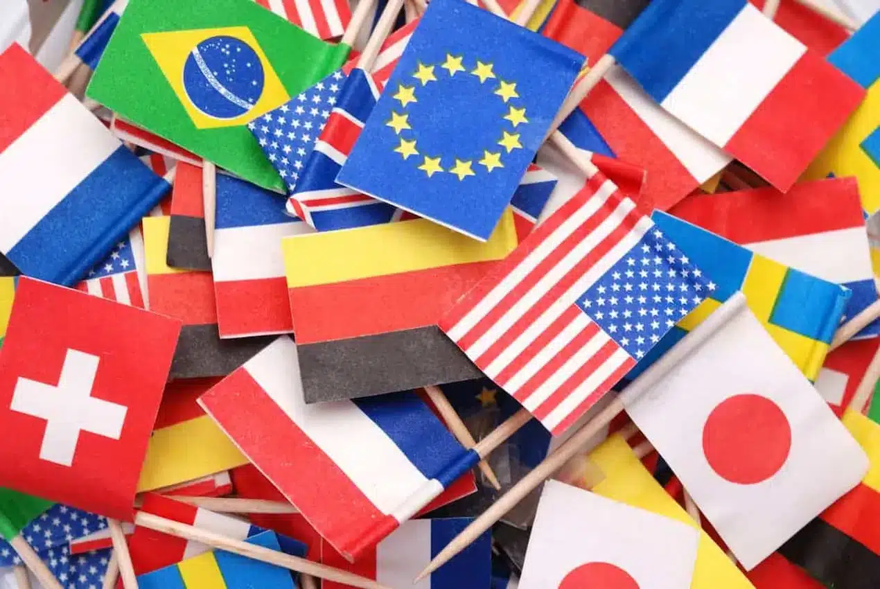 Mini bandeiras de diversos países do mundo