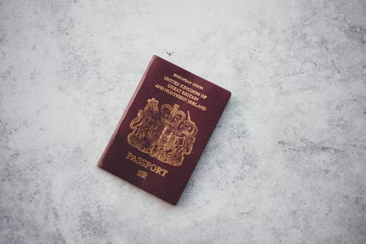 Imagem de um passaporte vermelho