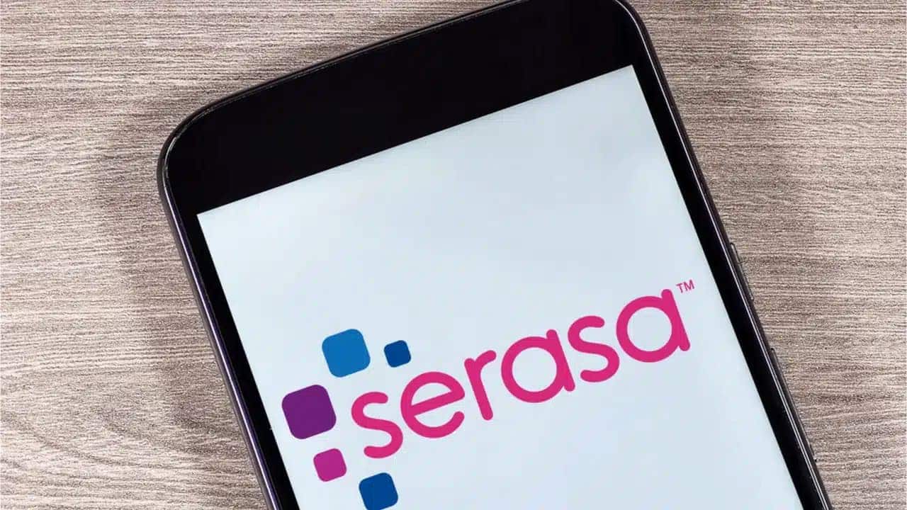 Celular com a logo da Serasa na tela